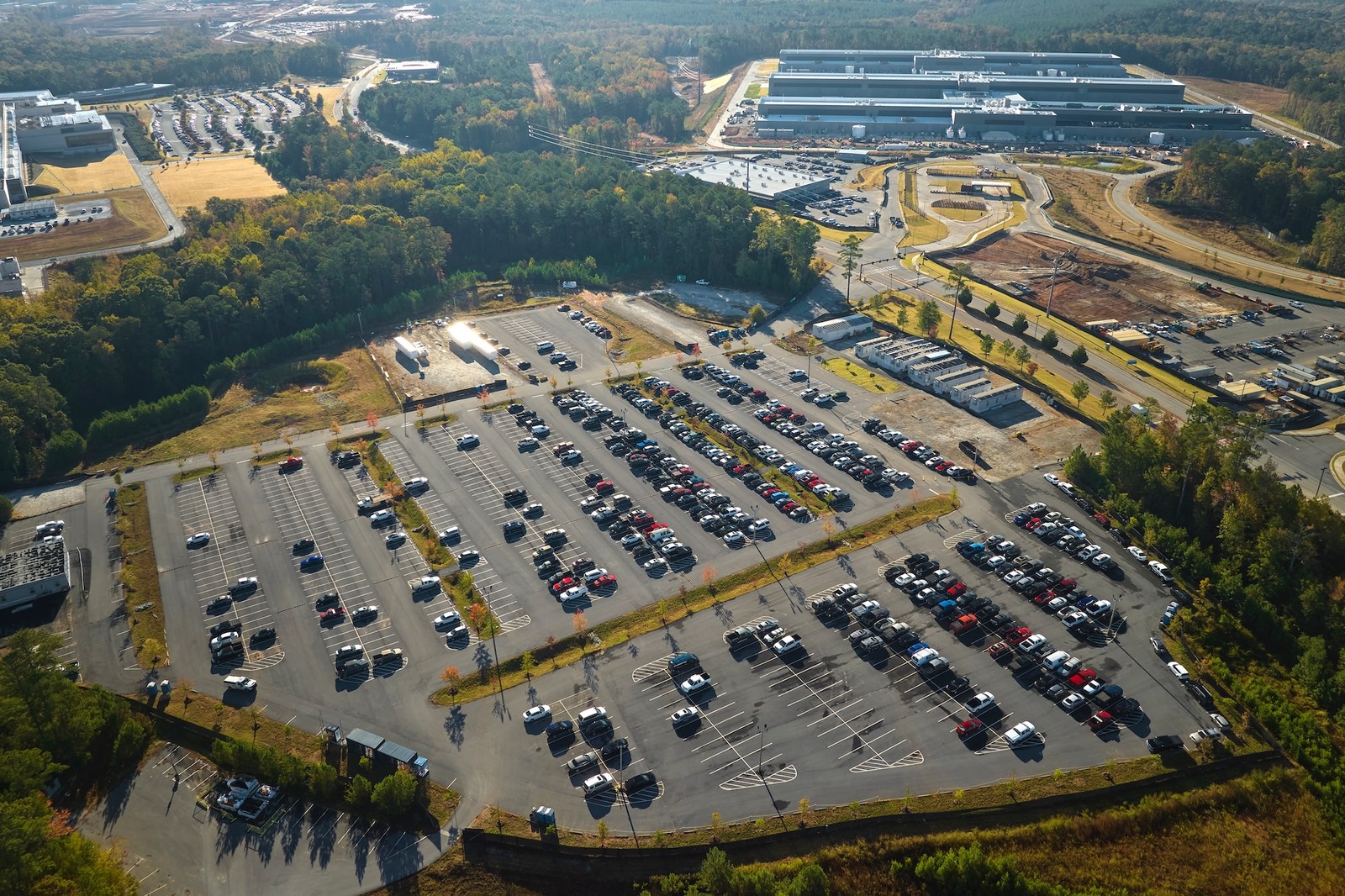 Firemní parkoviště u administrativní budovy s chytrou správou Parking Guard